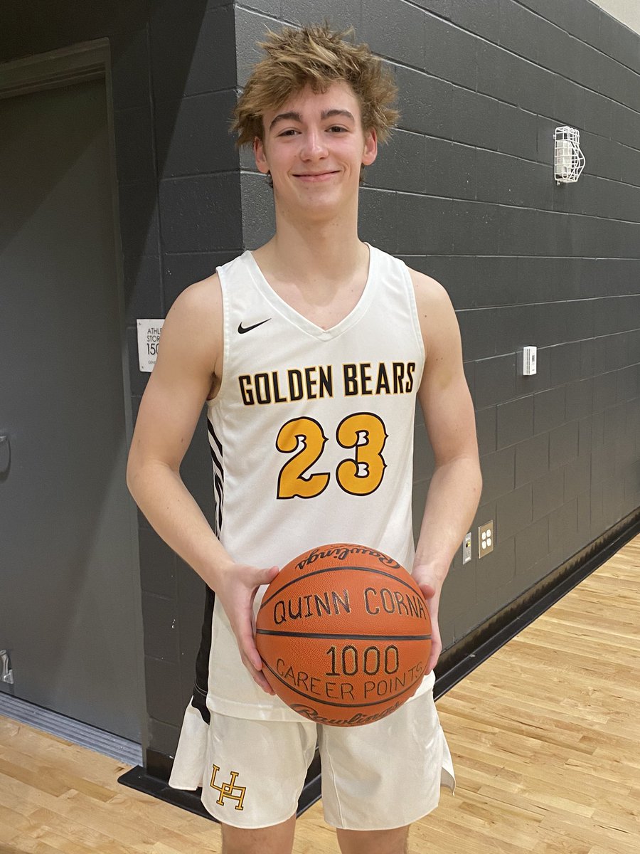 MattWeikert1's tweet photo. Congratulations !!@uahsmensbball @Quinncorna1 #1000points #7moregames https://t.co/cxk007dbc0