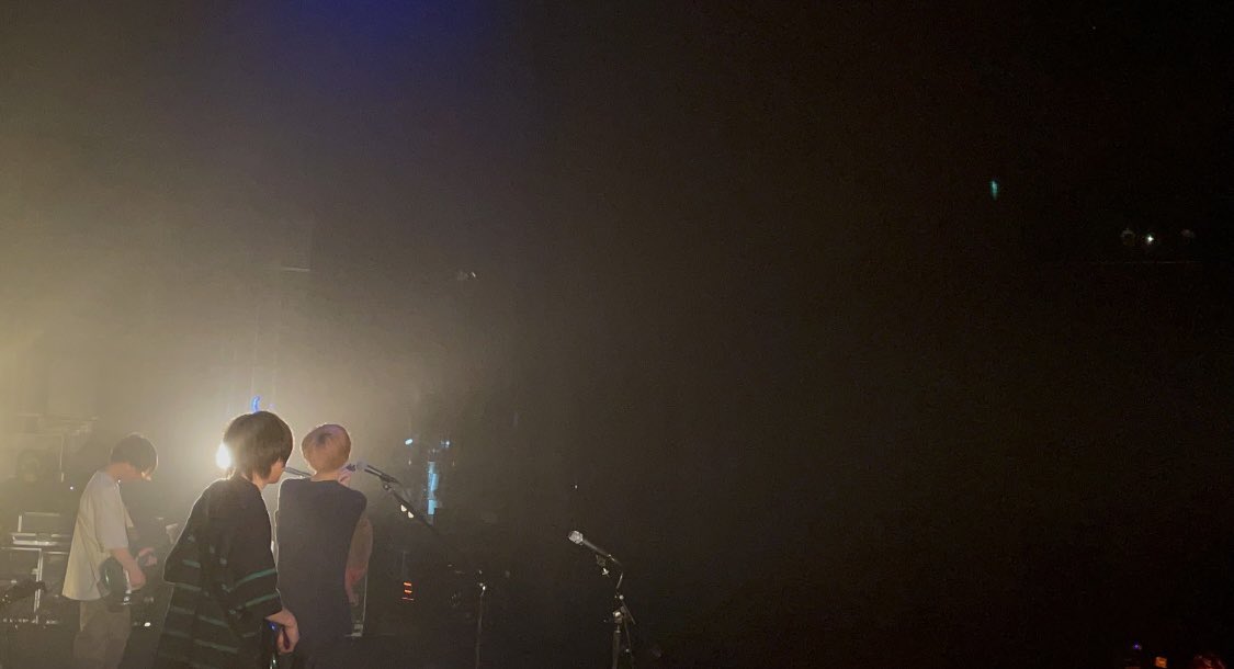 Technos2ACE's tweet photo. ◤￣￣￣￣￣￣￣￣◥
　the quiet room 
オフショット公開📸✨
◣＿＿＿＿＿＿＿＿◢

今回は照明とクワルーシリーズ🥰
ライブならではの魅力をご覧ください！

配信はこちらから！ぜひお買い求めください🌷

▶︎ https://t.co/2ZLesesdBq…◀︎
#thequietroom #クワルー #邦ロック好きと繋がりたい https://t.co/pNdlQaqUM9