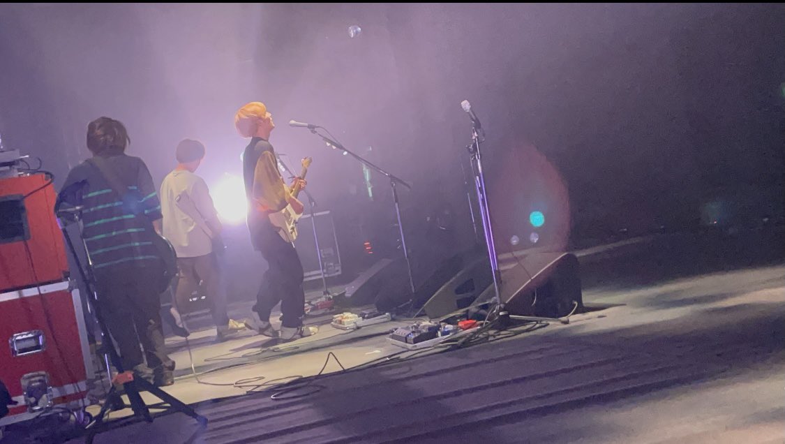 Technos2ACE's tweet photo. ◤￣￣￣￣￣￣￣￣◥
　the quiet room 
オフショット公開📸✨
◣＿＿＿＿＿＿＿＿◢

今回は照明とクワルーシリーズ🥰
ライブならではの魅力をご覧ください！

配信はこちらから！ぜひお買い求めください🌷

▶︎ https://t.co/2ZLesesdBq…◀︎
#thequietroom #クワルー #邦ロック好きと繋がりたい https://t.co/pNdlQaqUM9