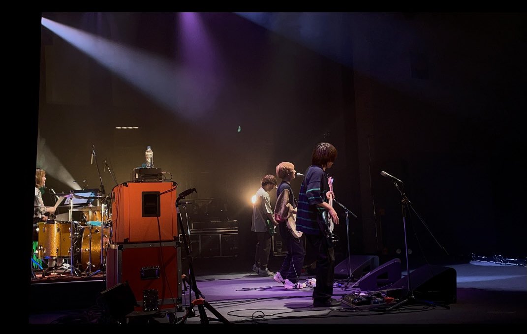 Technos2ACE's tweet photo. ◤￣￣￣￣￣￣￣￣◥
　the quiet room 
オフショット公開📸✨
◣＿＿＿＿＿＿＿＿◢

今回は照明とクワルーシリーズ🥰
ライブならではの魅力をご覧ください！

配信はこちらから！ぜひお買い求めください🌷

▶︎ https://t.co/2ZLesesdBq…◀︎
#thequietroom #クワルー #邦ロック好きと繋がりたい https://t.co/pNdlQaqUM9