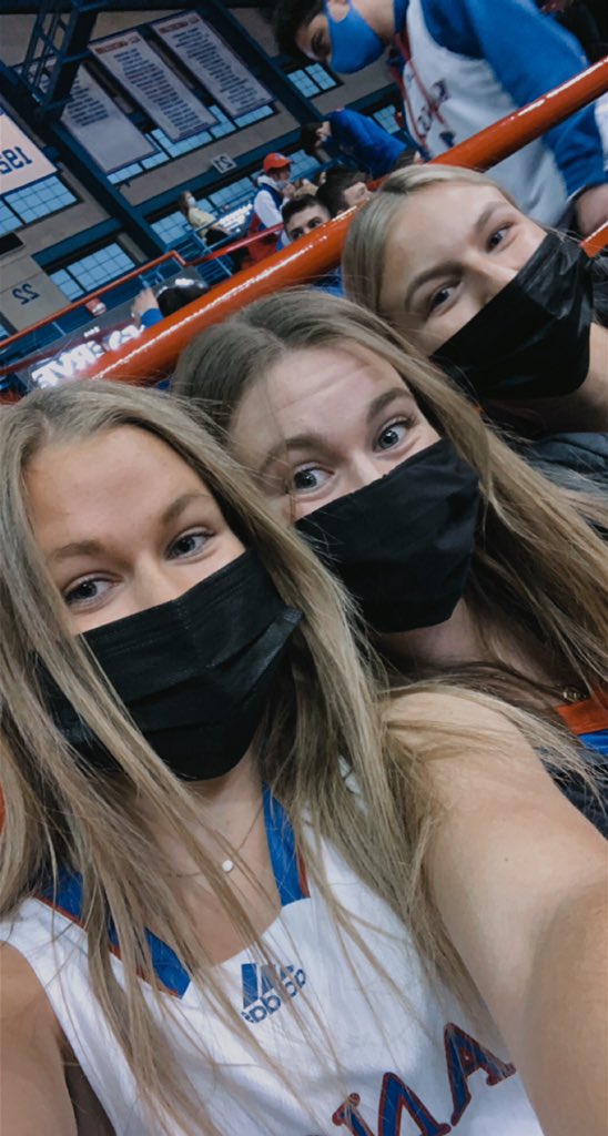 kamiczech's tweet photo. sunflower showdown🌻👊 #kufanpix https://t.co/5JU1PUIZ3O
