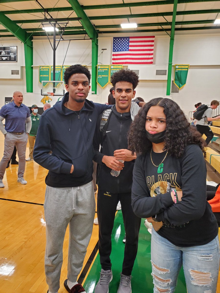 ng12onthego's tweet photo. Different schools same bond! Thanks @_br3ntr for coming to support @coaches_dream tonight. https://t.co/e5KBknM8Rs
