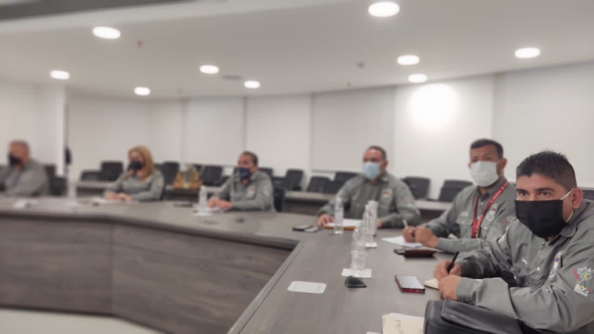 mirelct's tweet photo. 22Feb 1er Encuentro estratégico con los Directores de Establecimientos Penitenciarios de la región capital  para el seguimiento y control de políticas públicas aplicadas, planes y proyectos en beneficio de la población privada de libertad #PatriaDePaz @NicolasMaduro https://t.co/ej2L2R7jZO