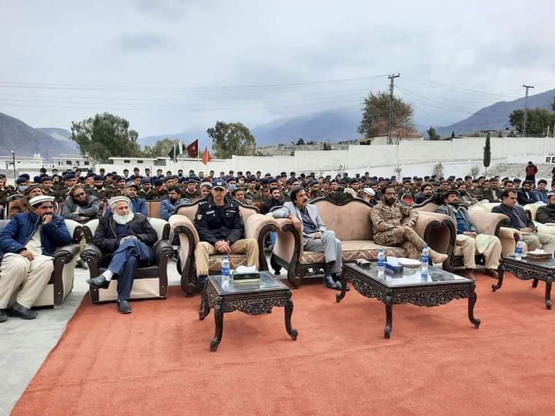 police_gb's tweet image. ڈپٹی انسپکٹر جنرل آف پولیس دیامر استور ریجن محمد حسن رضا خان PSP کا چلاس شہر میں شجرکاری مہم کے حوالے سے منعقد خصوصی تقریب میں دیگر افیسران کے ہمراہ۔
