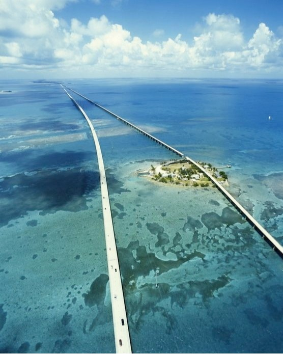 #TriviaTuesday featuring an iconic bridge heading towards our most southern Florida store! 🌴 Can you guess the name? Hint: 7️⃣ #triviatuesday #charlestonshoeco #florida #thekeys #floridakeys