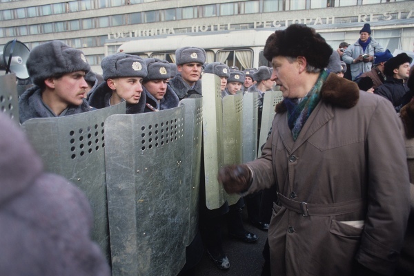30 лет назад, 23 февраля 1992 года, произошло одно из первых столкновений в Москве между противниками Ельцина и правительственными силами -разгон ОМОНом мирной просоветской демонстрации, посвящённой Дню Советской армии и Военно-морского флота. Били стариков, инвалидов, ветеранов.