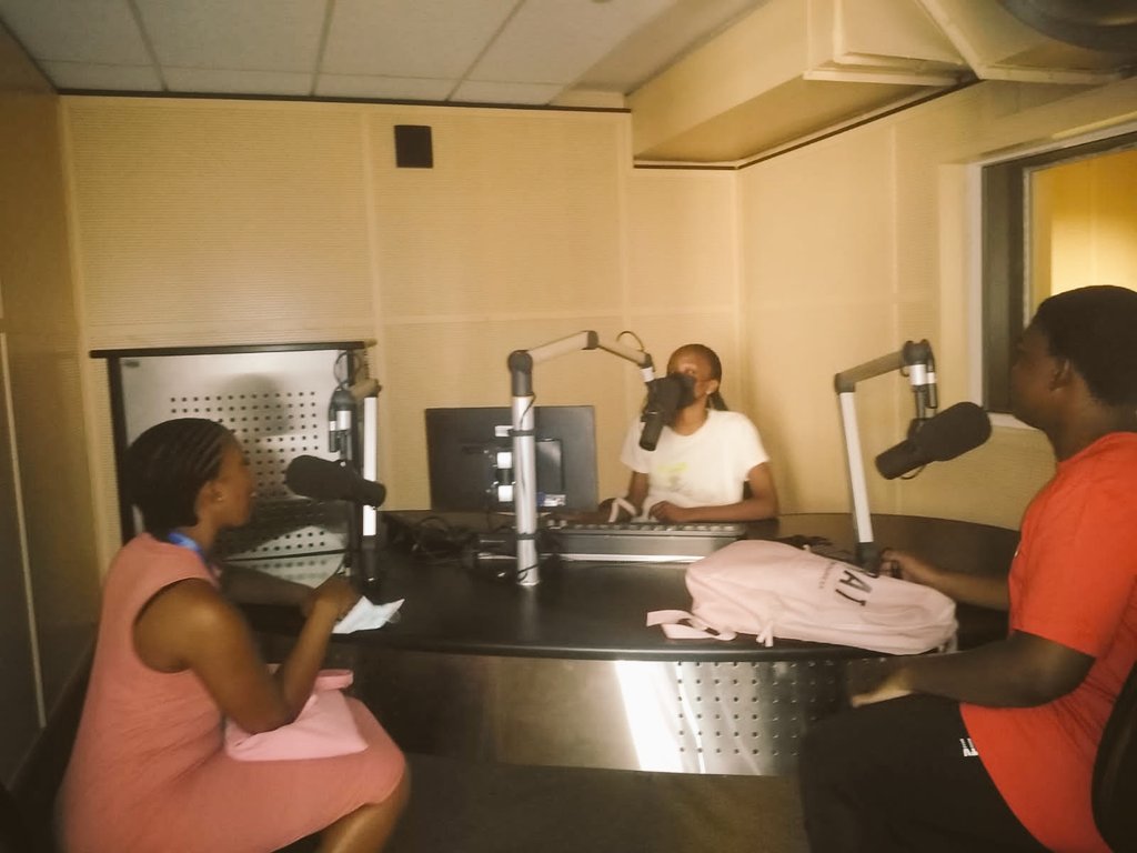 VubaPamela's tweet photo. Here we are in one of the journalism studios (radio ), where I'll be learning how to broadcast and interact with my future listeners ❤️.
#tutJOURN2022
#twitterchallenge https://t.co/rCfMWn3Iwl