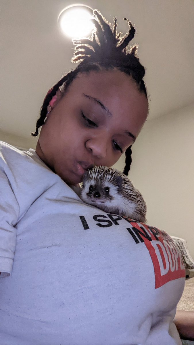 loganjm2's tweet image. Me and my buddy Padfoot 🥰🦔 #hedgiemom #hedgehogsoftwitter #SirPadfootBlackIII