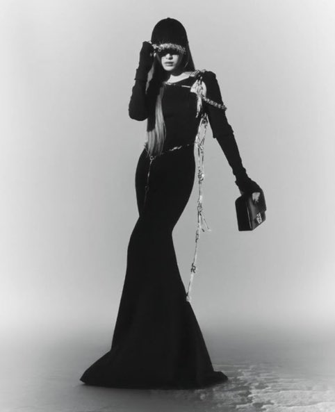 delusionisfree's tweet photo. the new #QUEENQUEEN is ready to be inducted https://t.co/a4qlsrNUeH
