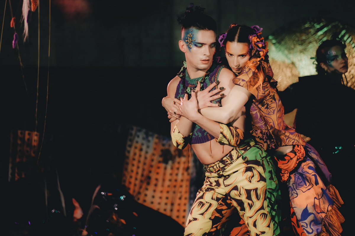 Mona Cordes, displays her latest collection, dubbed ‘Cellusion.’

Each look belongs to one bacteria and is paired with an element in the natural environment which we can see by eye and without a microscope. 

Read the full AW22 article here:
brokemagazine.co.uk/mona-cordes-aw…

#Fashion