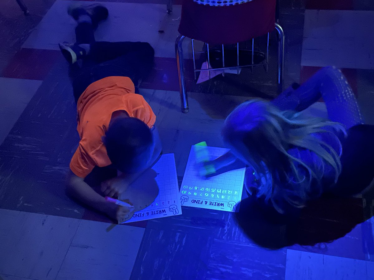 NolleyElem's tweet image. Having fun in kindergarten on Twos-day!! 2-22-22
#Twosday #glowmath