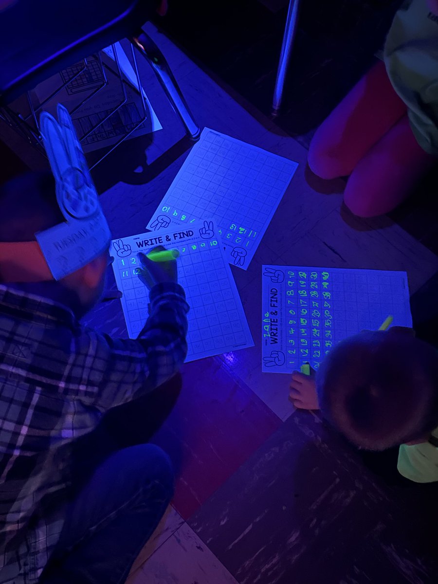 NolleyElem's tweet image. Having fun in kindergarten on Twos-day!! 2-22-22
#Twosday #glowmath