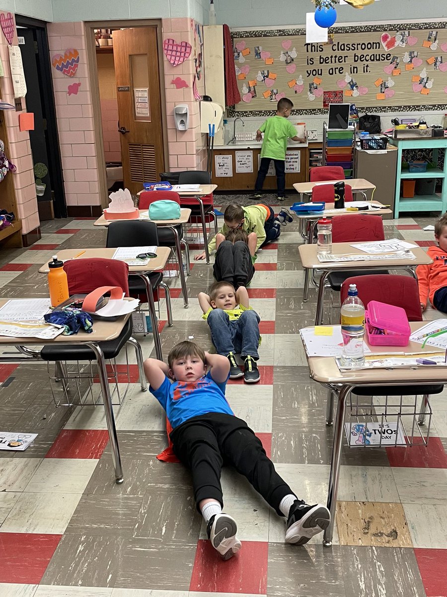 NolleyElem's tweet image. Having fun in kindergarten on Twos-day!! 2-22-22
#Twosday #glowmath