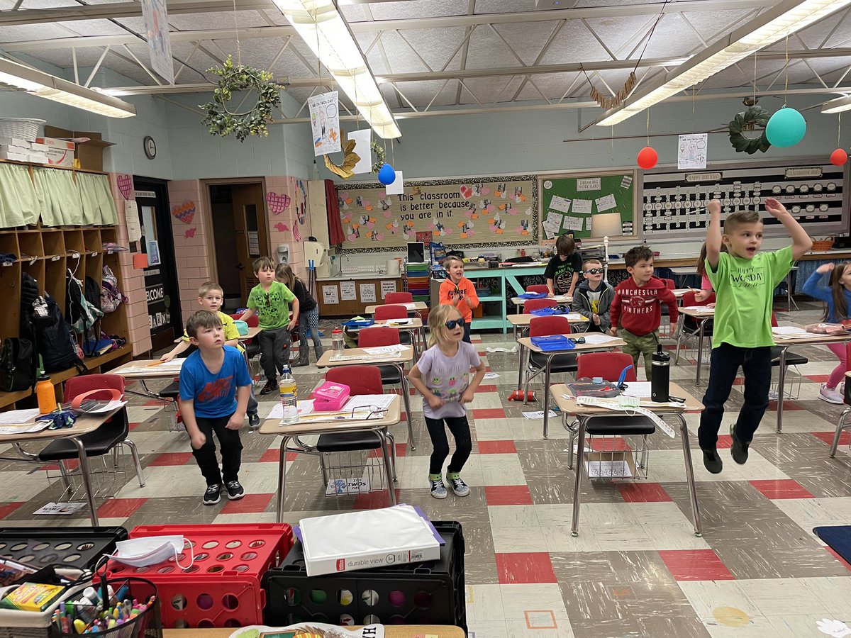 NolleyElem's tweet image. Having fun in kindergarten on Twos-day!! 2-22-22
#Twosday #glowmath