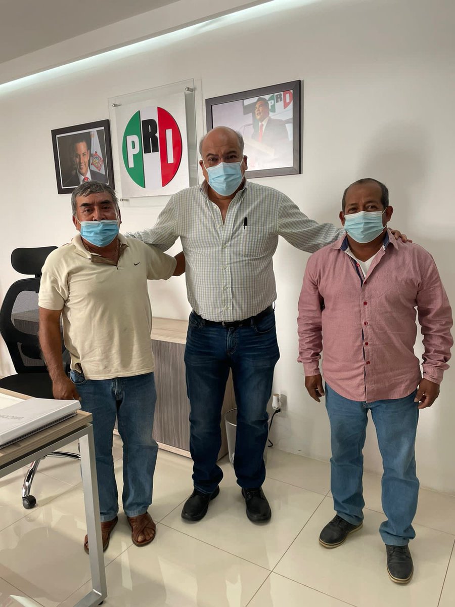 JavierVillacana's tweet photo. Continuamos atendiendo personalmente a los priistas que acuden al @PRIOaxaca_ de los diversos municipios como Jesús Antonio que viene de San Pedro Jicayán y Álvaro Merino López, comisariado ejidal en la agencia de la Chuparosa. Ellos son la fortaleza de nuestro partido. https://t.co/woBa3n3NI0