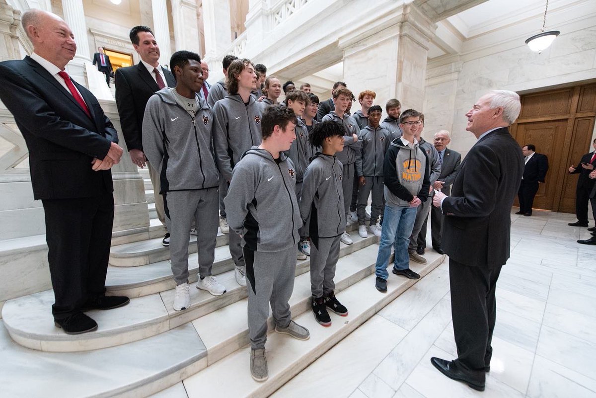 LHSD_WOLVES's tweet photo. Thank you @AsaHutchinson for taking the time to meet with our Wolves today at the Capitol! #LHWolfNation https://t.co/8jpB7JViZh