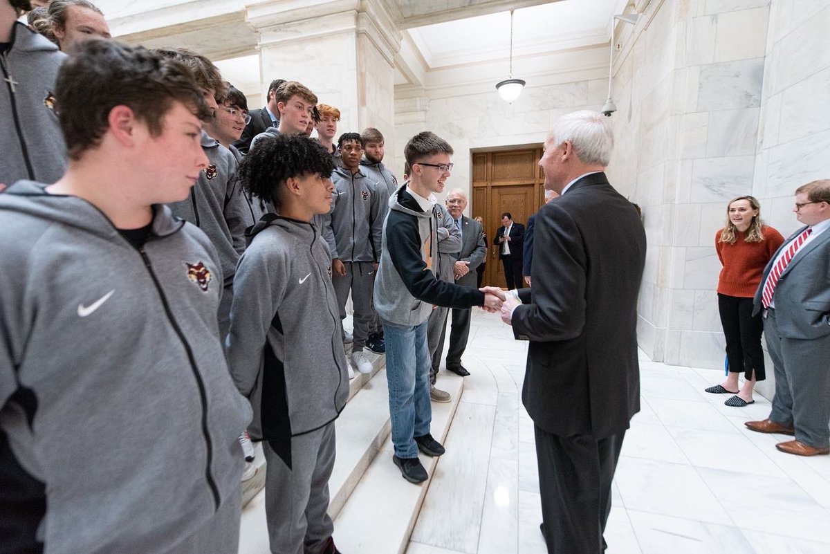 LHSD_WOLVES's tweet photo. Thank you @AsaHutchinson for taking the time to meet with our Wolves today at the Capitol! #LHWolfNation https://t.co/8jpB7JViZh