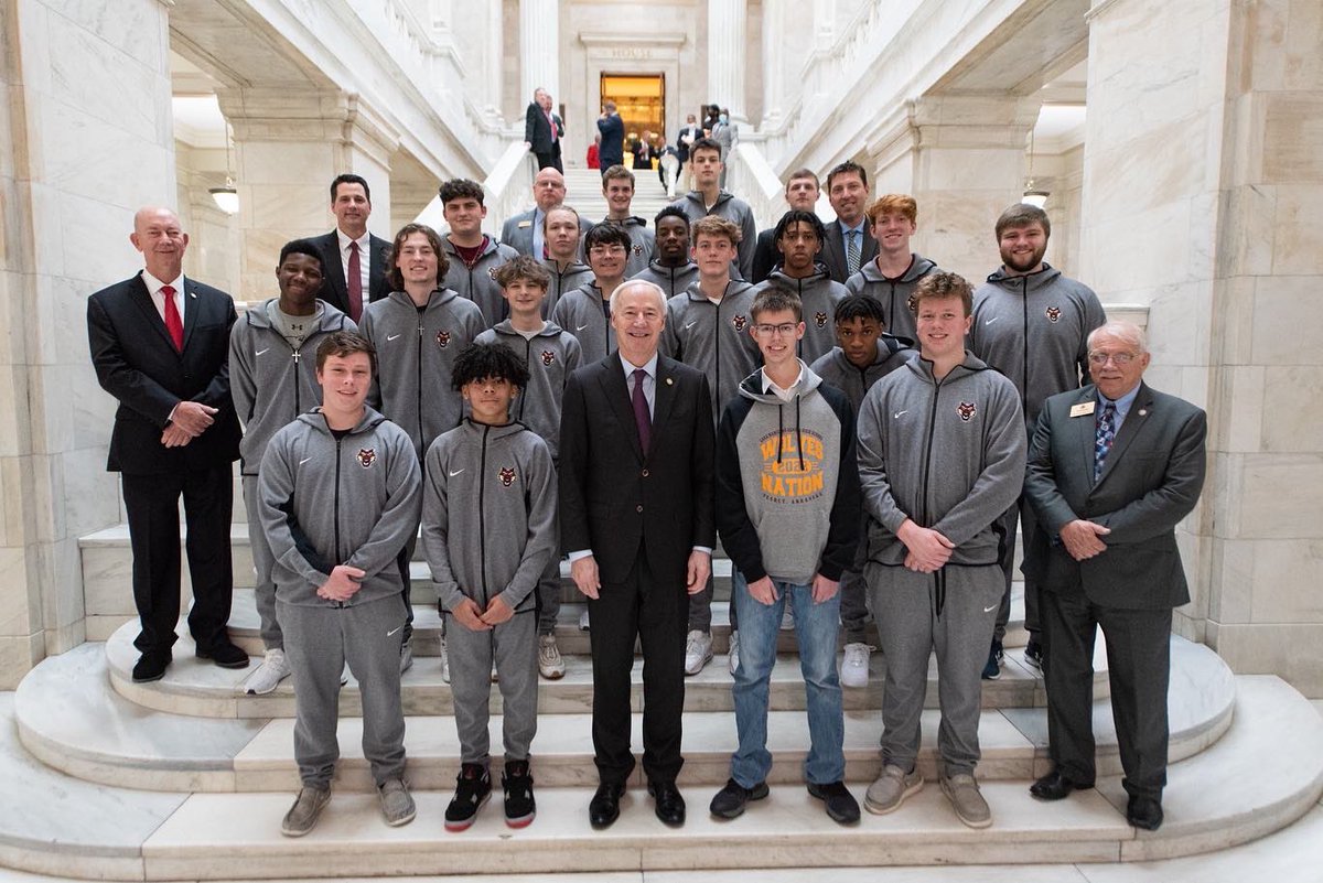 LHSD_WOLVES's tweet photo. Thank you @AsaHutchinson for taking the time to meet with our Wolves today at the Capitol! #LHWolfNation https://t.co/8jpB7JViZh