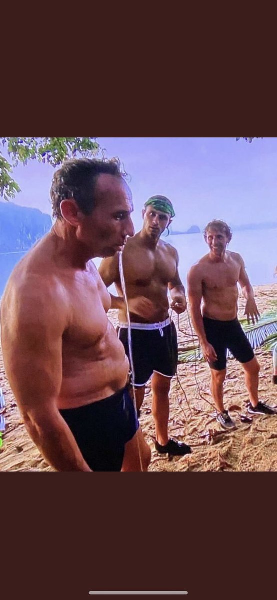 Pronostics6's tweet photo. Zemmour quand il aura 499 signature #KohLanta https://t.co/Hou9WYfemY