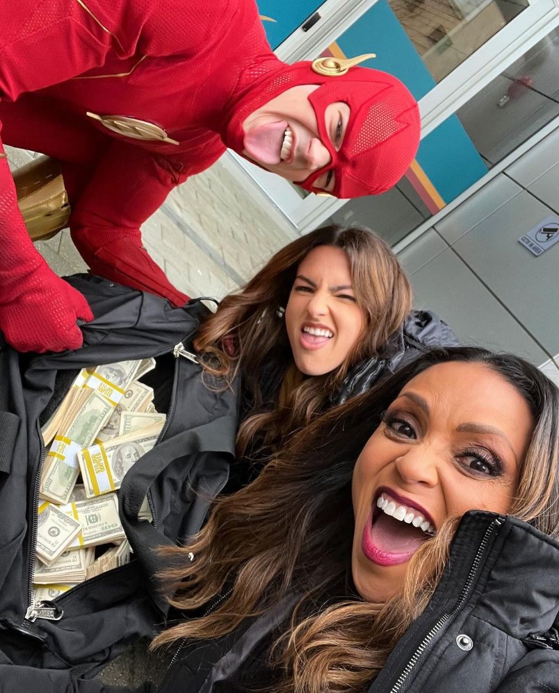 melgrantdaily's tweet photo. grant with kayla and danielle ! https://t.co/LhlqBwYhJk