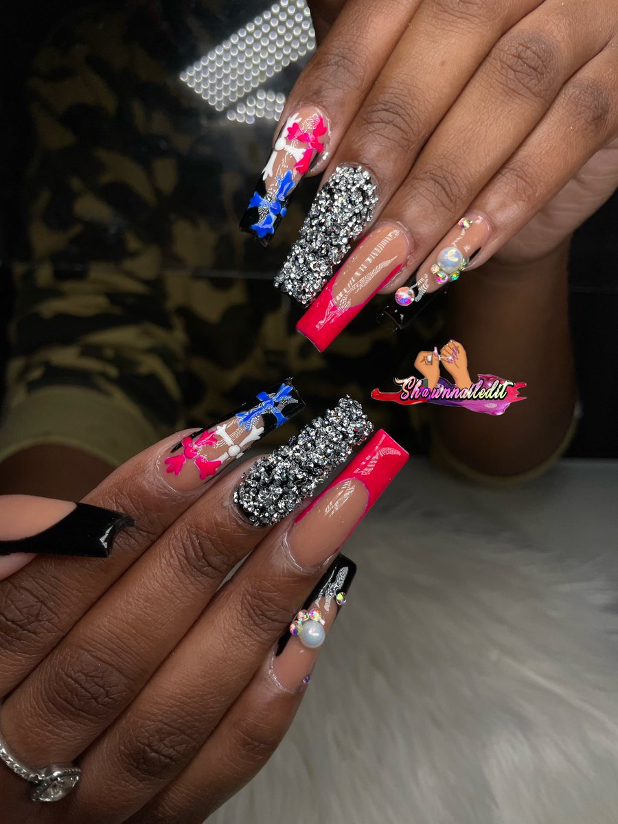 Chrome Heart 💕💙
•
• Book with the link below 
•
•square.site/book/E20HW1XT0… 
•
#757nails #757nailtech #norfolknailtech #norfolknails #portsmouthnails #portsmouthnailtech #suffolknails #newportnewsnails #newportnewsnailtech #hamptonnails #hamptonnailtech #757hairstylist