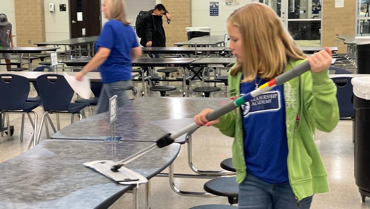 This week our Oak Hills Lions are making the thoughtful and intentional choice to promote kindness to one another. Thank you to all our Leadership Academy students who gave our Maintenance Team a sweet treat &amp; A BREAK from cleaning up after our Lions! #LoveOurLions #BeKind💙