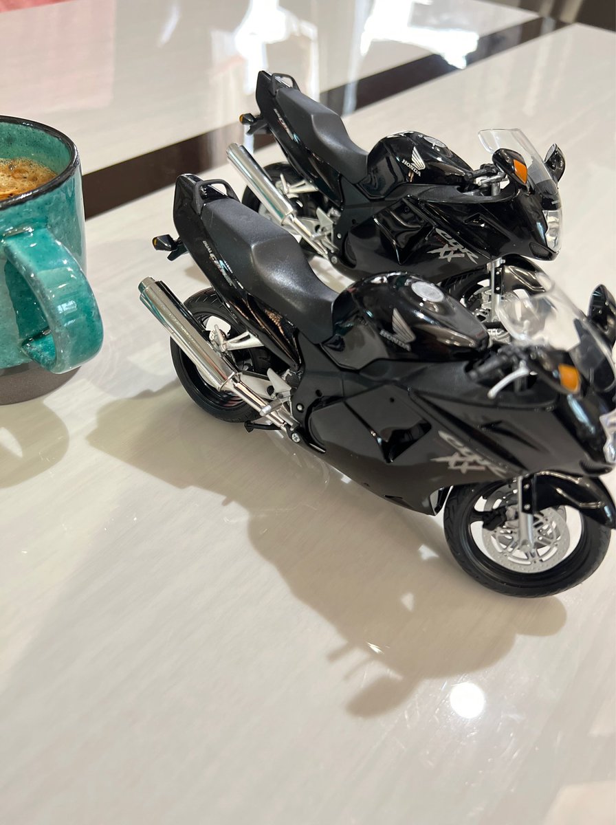 squirrel0210's tweet photo. 毎年の恒例冬遊びon the table@新潟

極寒の休日は大型暖房器具CBR1100XXでも、寒さには勝てずテーブルで遊ぶ https://t.co/saCDisAYeg