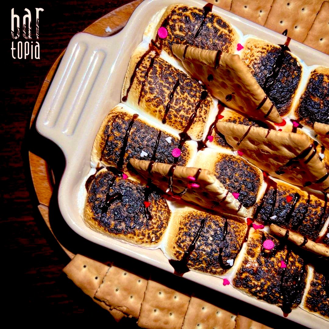 BartopiaMaya's tweet photo. 🔥🚨NUEVO POSTRE🚨🔥

🕴🏻Smores Dipper Bowl✨

Deliciosa base de Oreo, seguido de un centro cubierto de mucho chocolate y coronada de marshmallows derretidos, servido con galletitas dulces para dippear’ 😋

Ven y pruébalo✨

#jointheexperience 
#bartopiaexperience https://t.co/krBr3UVud2