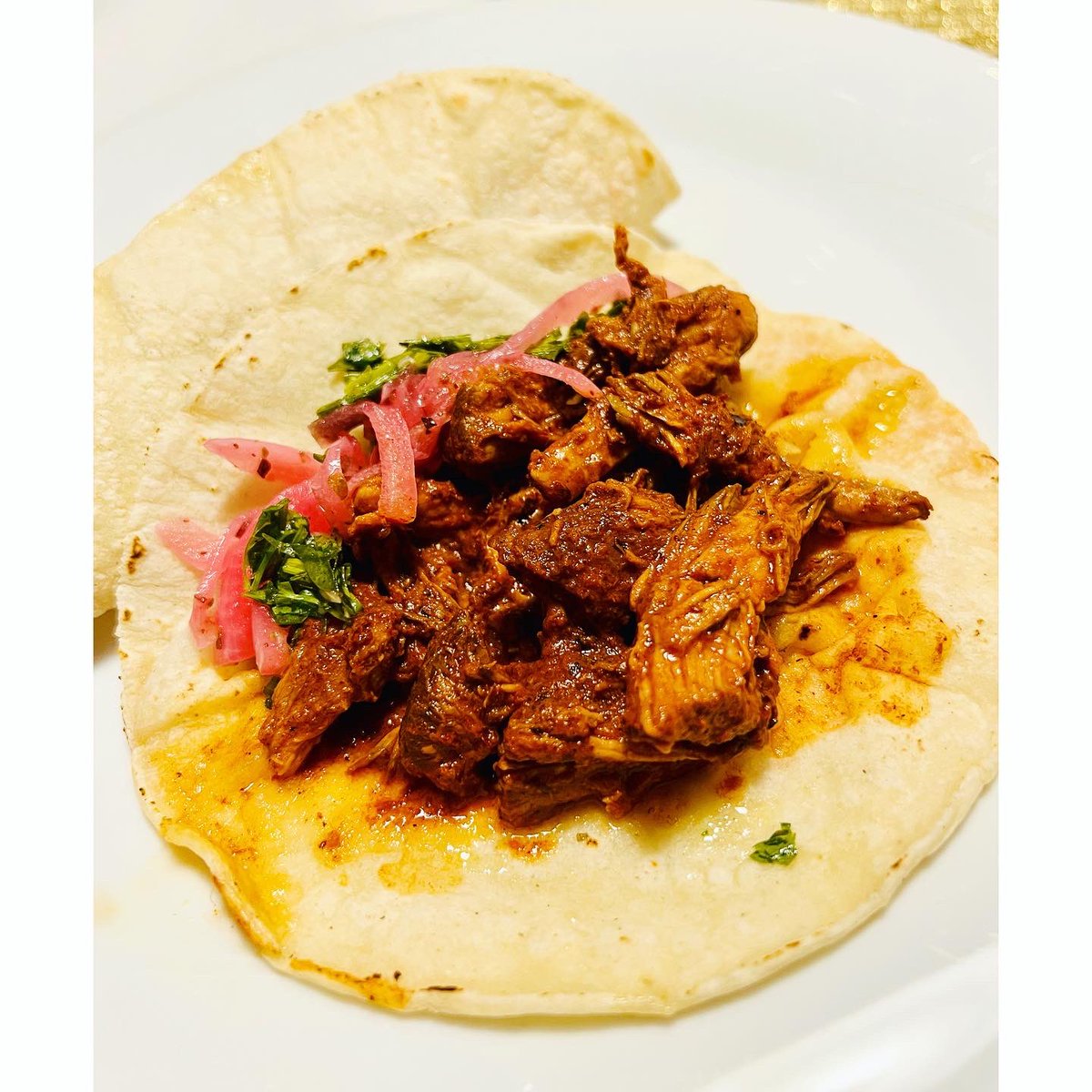 TheTinyFoodie's tweet photo. Happy #TacoTuesday – or should I say Taco #Twosday 🌮

#CochilocoMTL makes taco night at home super simple, with their mouthwatering 18-hour braised pork (conveniently prepared sous-vide), spicy pickled onions, and corn tortillas packed &amp; ready.

#tacokit #eatlocal #mtl #mtleats https://t.co/A7wGSHOQTi