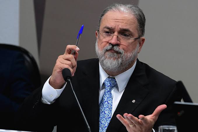 desmentindobozo's tweet photo. 🚨 ATENÇÃO

O homem da imagem abaixo encontra-se perdido em seu próprio ambiente de trabalho e não sabe o que fazer com as denúncias que chegam até ele. Repasse essa mensagem e ajude-o. https://t.co/deFcIYcftc