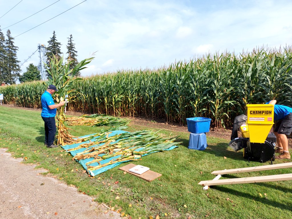 henryprinzen's tweet photo. Happy #CdnAgDay! Here's to all the people in #CdnAg the farmers, agronomists, sales people, truckers livestock producers, and every one else from the start to the store. Thanks for all your hard work and dedication to #CanadianAgriculture https://t.co/uexcRITgpP