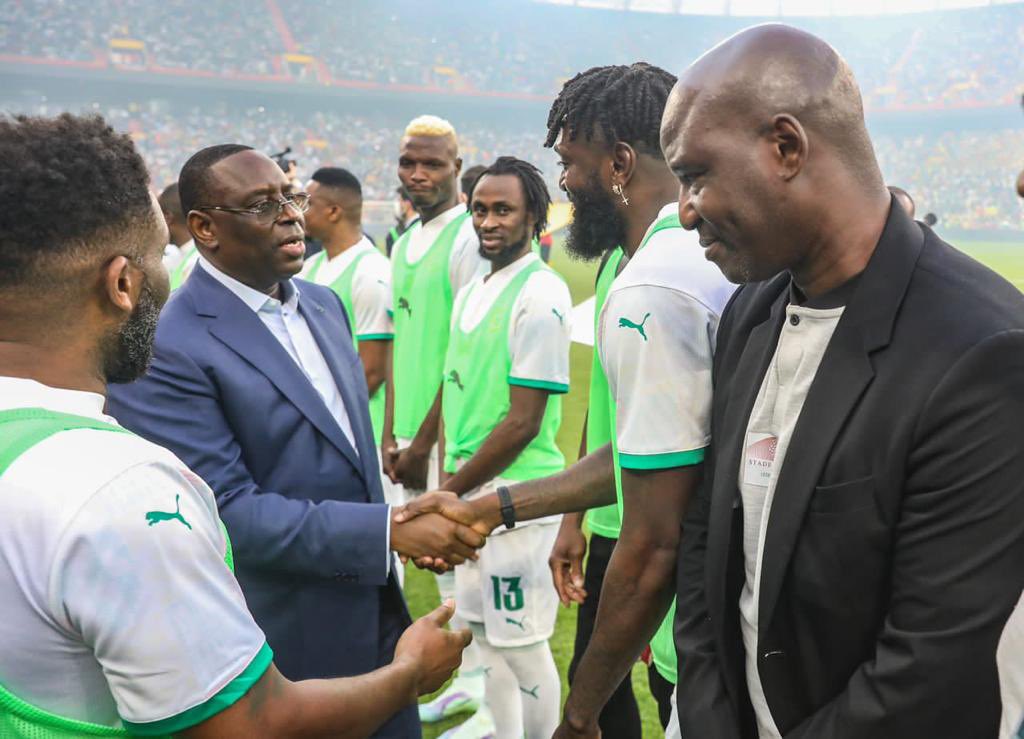 PR_Senegal's tweet photo. Quelques minutes après la cérémonie inaugurale, le Président @Macky_Sall a donné le coup d’envoi de la rencontre de gala opposant les légendes sénégalaises du football à celles africaines. https://t.co/TSI95ya5Kp
