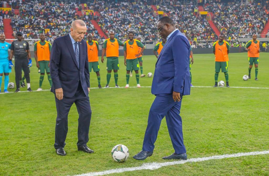PR_Senegal's tweet photo. Quelques minutes après la cérémonie inaugurale, le Président @Macky_Sall a donné le coup d’envoi de la rencontre de gala opposant les légendes sénégalaises du football à celles africaines. https://t.co/TSI95ya5Kp
