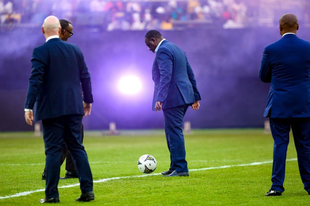 PR_Senegal's tweet photo. Quelques minutes après la cérémonie inaugurale, le Président @Macky_Sall a donné le coup d’envoi de la rencontre de gala opposant les légendes sénégalaises du football à celles africaines. https://t.co/TSI95ya5Kp