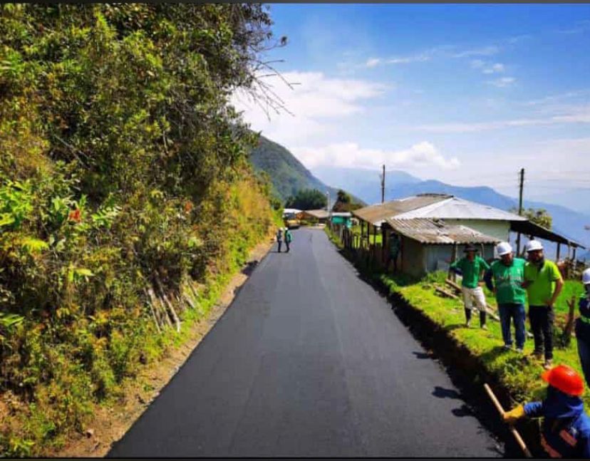 anibalgaviria's tweet photo. ¡HISTÓRICO!

Llenos de orgullo, compartimos el inicio de la pavimentación a #Peque, proyecto monumental de 66 km. que transformará también la VIDA de las comunidades de #Uramita y #Cañasgordas y, en el futuro, nos conectará con #Ituango. Este semestre avanzaremos 20 km 👏🏻 https://t.co/xpxEPtkCZO