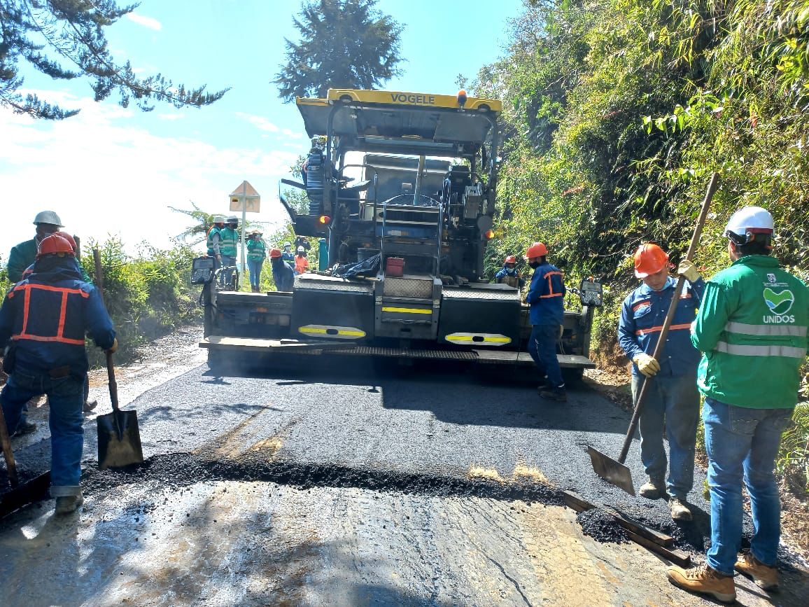 anibalgaviria's tweet photo. ¡HISTÓRICO!

Llenos de orgullo, compartimos el inicio de la pavimentación a #Peque, proyecto monumental de 66 km. que transformará también la VIDA de las comunidades de #Uramita y #Cañasgordas y, en el futuro, nos conectará con #Ituango. Este semestre avanzaremos 20 km 👏🏻 https://t.co/xpxEPtkCZO