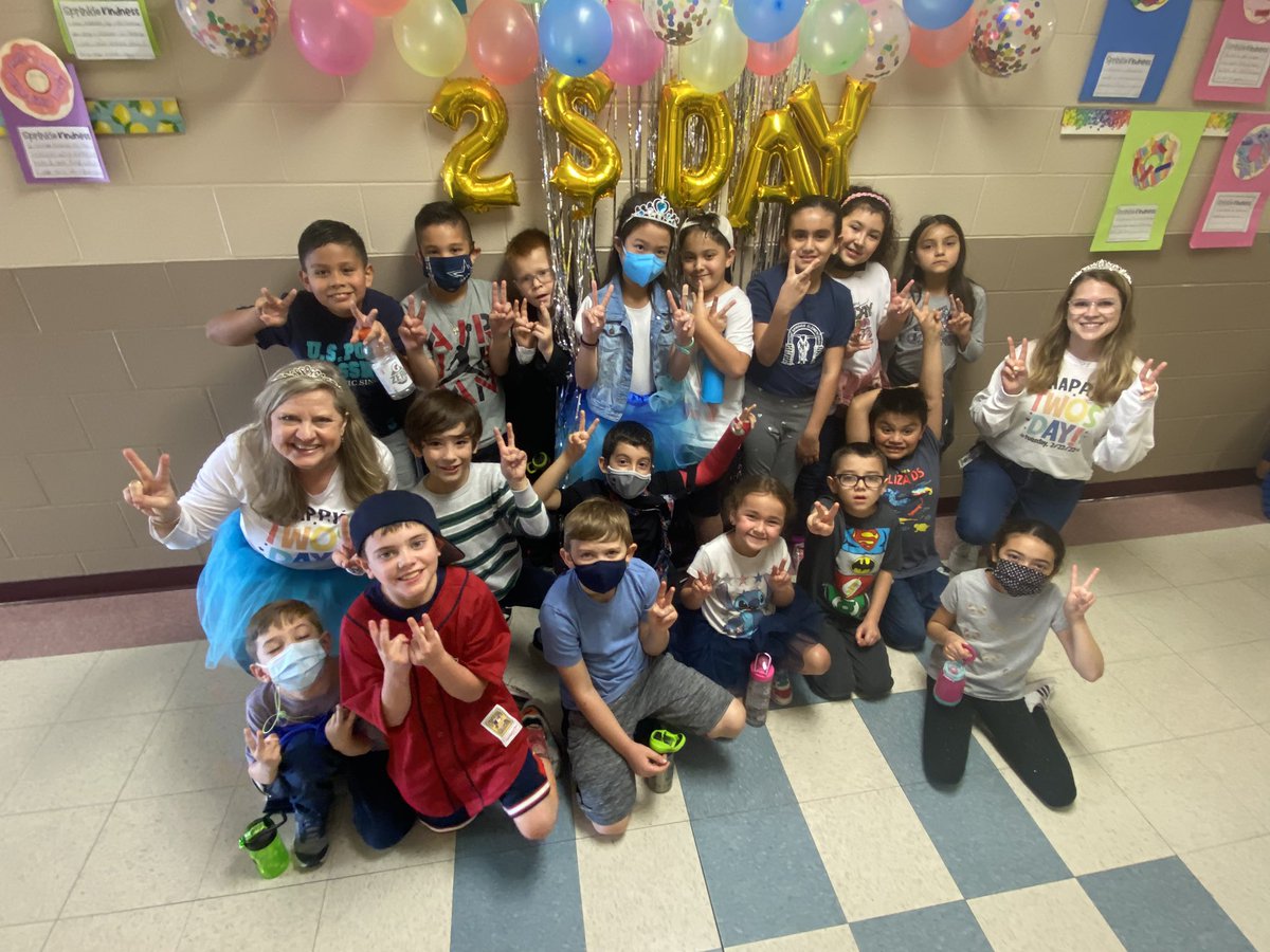 AlainaGerwer's tweet photo. Happy Twos-Day! So glad I got to spend it with such a great group ❤️ #22222Day #ReadySetGrow @NISDLeonSprings @Jkuhlmann4567 @graciemespinoz4 https://t.co/2kxr4VYpkz