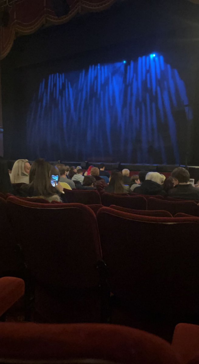 lele1102's tweet photo. Can’t believe how good #bloodbrothers was today! I’ve been waiting about 4 years to see it after doing it for GCSEs and it did not disappoint🙈#palacetheatre #manchester https://t.co/YhhwnRbPcS