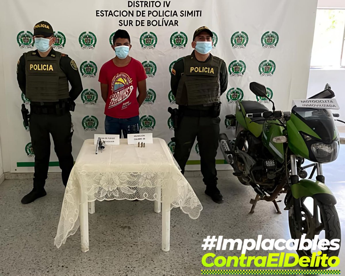PoliciaDEMAM's tweet photo. #ConstruyendoSeguridad | En labores de registro y control #MiPolicíaDelCuadrante logra la captura de un sujeto por el delito de hurto y porte ilegal de armas de fuego, incautando 01 arma tipo revolver y una motocicleta en #Simiti https://t.co/UAYR6uxfk8