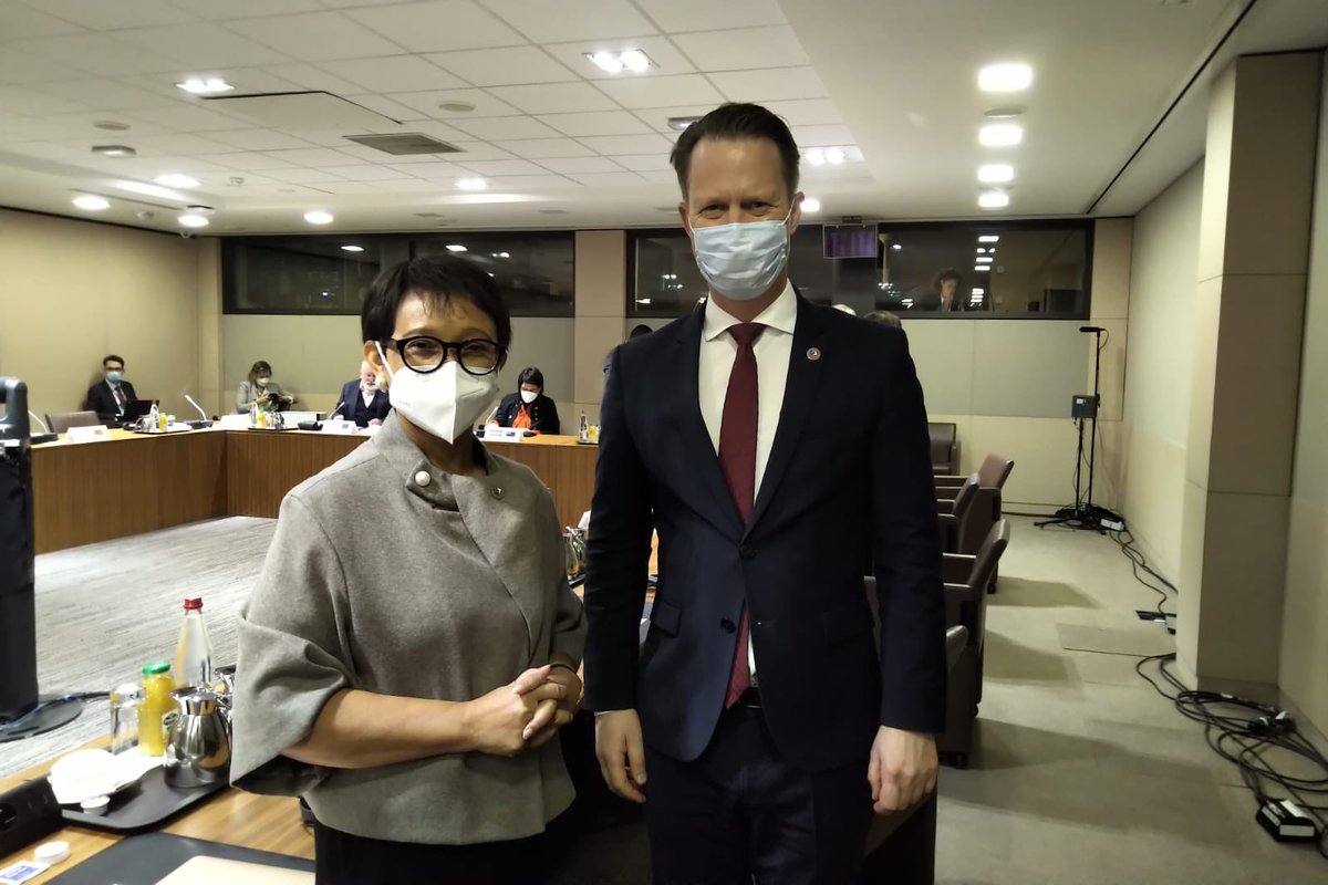 Brief catch up with Foreign Minister of Denmark🇩🇰 <a href="/JeppeKofod/">Jeppe Kofod</a> on the sidelines of the Ministerial Forum on Cooperation on the #IndoPacific (Paris, 22/02)