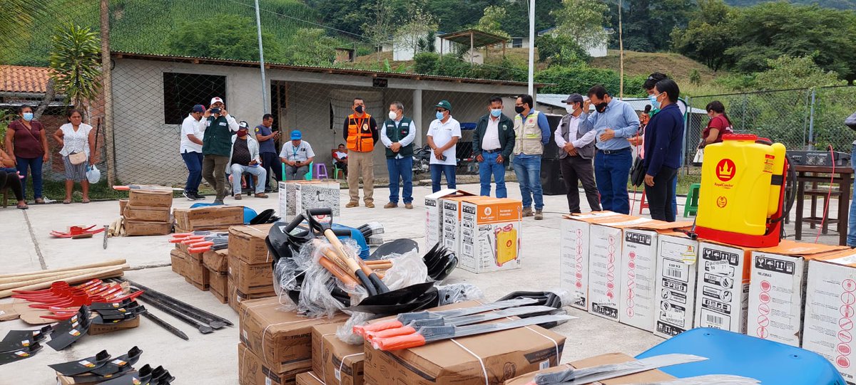 agroruralPER's tweet photo. Entrega de kits de herramientas para labores agrícolas a los pequeños productores de #SantaRosaDePacpa, #PuebloNuevo, #NuevoAserradero y #Huingo, en la provincia de #Utcubamba, #Amazonas
Estuvieron presentes el congresista de la República, Segundo Montalvo y autoridades locales https://t.co/pH9SocVEaf