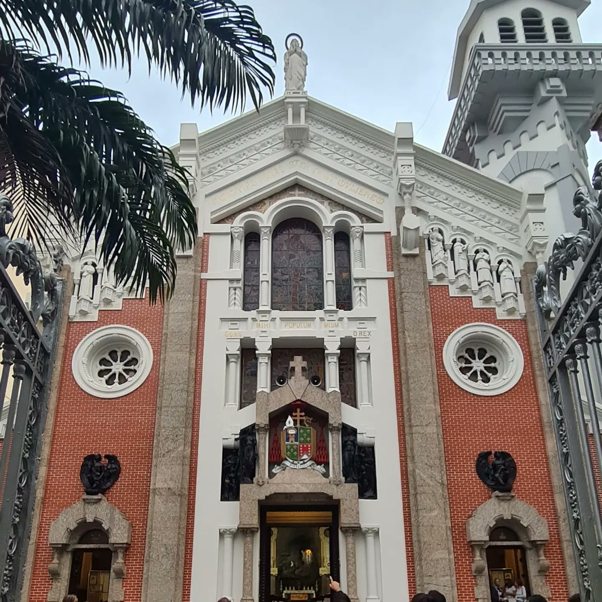 rafaturis's tweet photo. Conhecer os Templos Religiosos do Rio de Janeiro é conhecer a formação sócio cultural da cidade! De Turismo Religioso nós entendemos... ⛪🥰🤩 
#turismoreligioso #riodejaneiro #turismocultural  #turismo #rio #rafaturis #igreja #VemProRio https://t.co/aH73DZO1Fs