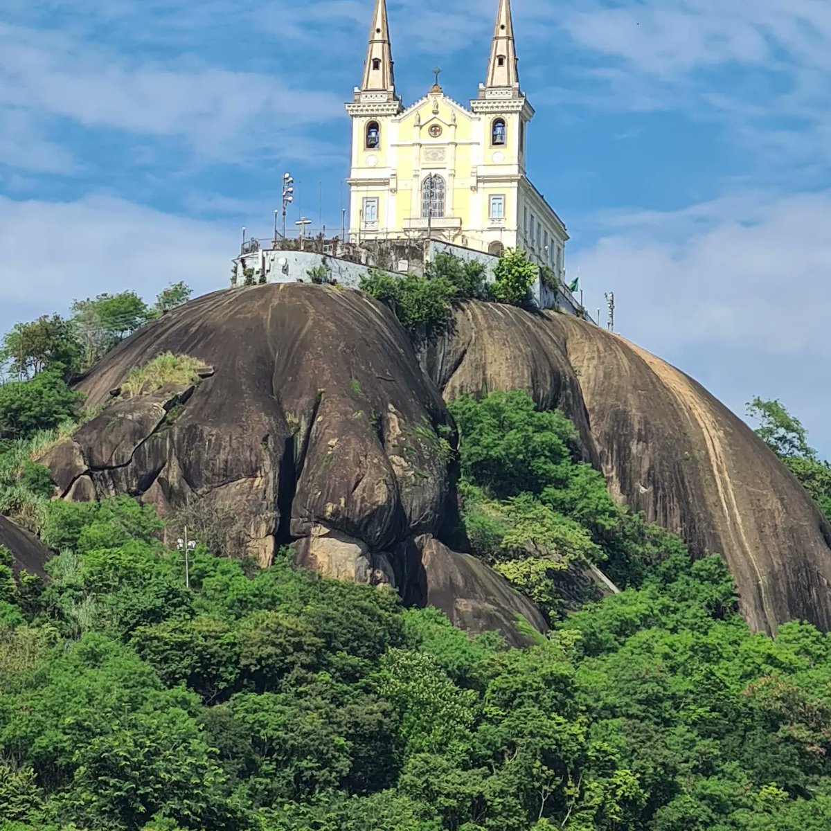 rafaturis's tweet photo. Conhecer os Templos Religiosos do Rio de Janeiro é conhecer a formação sócio cultural da cidade! De Turismo Religioso nós entendemos... ⛪🥰🤩 
#turismoreligioso #riodejaneiro #turismocultural  #turismo #rio #rafaturis #igreja #VemProRio https://t.co/aH73DZO1Fs