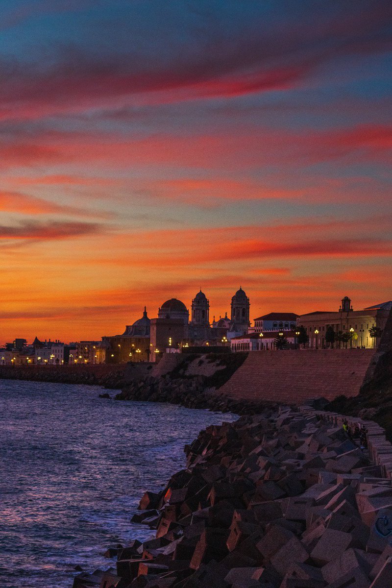 Sr__Gafas's tweet photo. Los atardeceres en Cádiz son otro mundo https://t.co/ZtEMWvhFkF