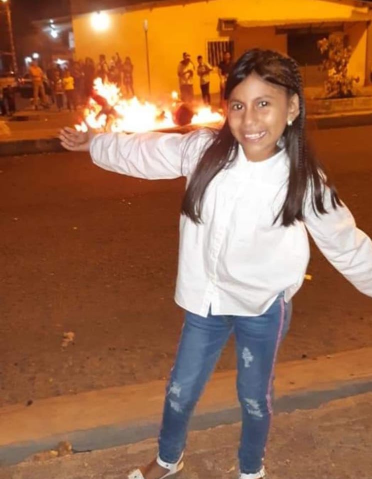 barsoomiana's tweet photo. Emilia Vera es la hija de una amiga de la infancia tiene  12 años y salió hoy a la 1 pm a pasear al perro y no volvió su mamá está desconsolada quien tenga información de su paradero  comunicarse al 0 96 187 7437 Con Isaura Vera (mamá de la nena) RT 🙏 https://t.co/YEo0nSlgms