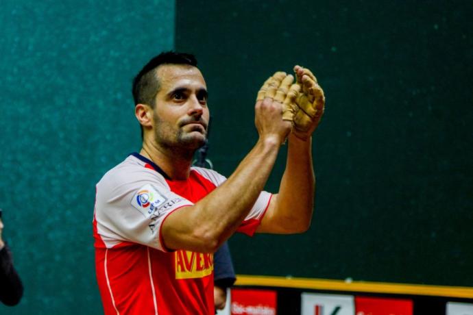 Oinatz Bengoetxea se despide hoy de Baiko tras casi 20 años como profesional. Debutó el 05/10/02 con 18 años y se retira con 37. 
➡️ Campeón de Parejas en 2015 y subcampeón en 05/17
➡️ Campeón manomanista en 2008/17
➡️ Campeón del 4ymedio en 2016 y subcampeón en 2012
#PelotaVasca