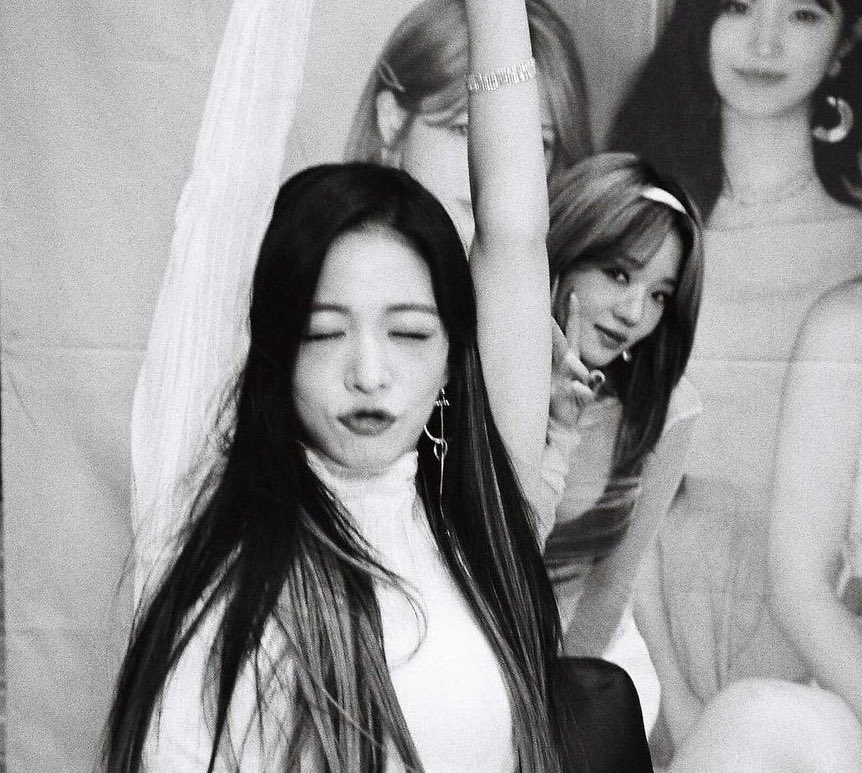 methinkslcy's tweet photo. she 🤲🏻🤲🏻🤲🏻 https://t.co/yoFYRRFlA7