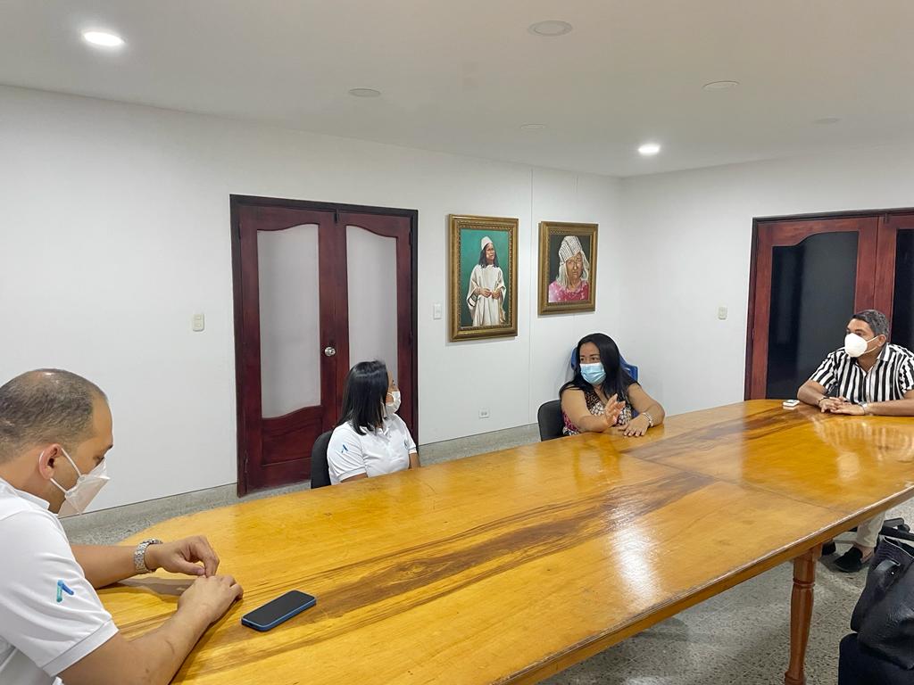 #EntérateLaGuajira🌀 Nuestra Gerente Territorial finalizó su recorrido en la alcaldía del municipio de Barrancas. Durante su encuentro con la coordinadora de activos eléctricos y el director de Oficina Jurídica afirmó la disposición de trabajar en beneficio de la comunidad ✅