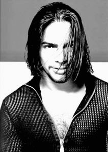 Happy birthday Joaquín Cortés. My favorite film with Cortés is La flor de mi secreto. 