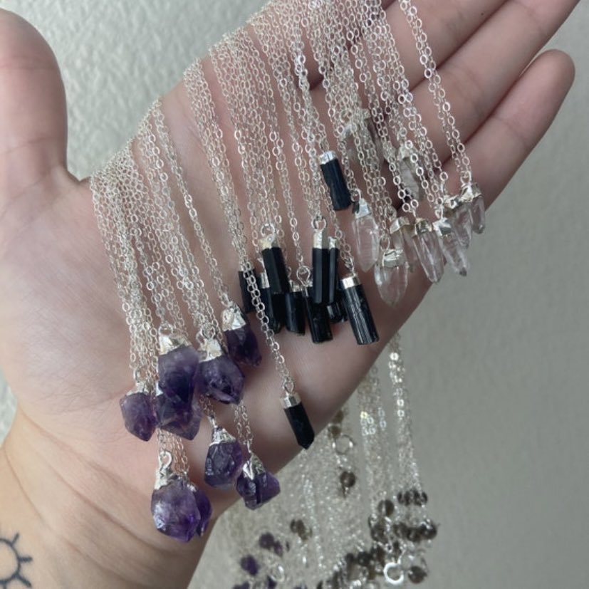 shopmagickal's tweet photo. 👑🌸✨$20 &amp; UNDER✨🌸👑

Everything in my shop under $20!

Gemstones, crystals, Sterling silver and 14 karat gold jewelry heavily discounted😍

https://t.co/RQJnMQKTQu https://t.co/9OLUoIo9Dc